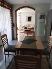 Blick von der Küche zum Wohnzimmer